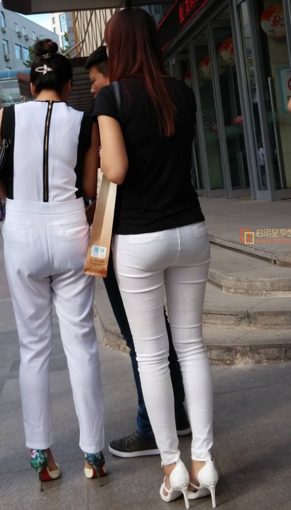 一位明目皓齿的紧身裤美臀美女_启明星街拍[11HI]