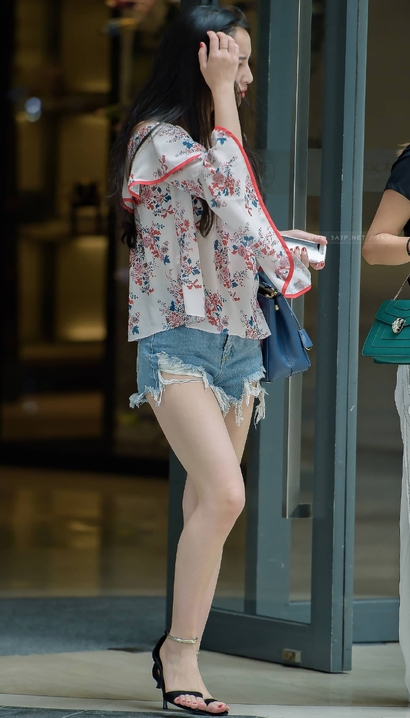 一位惊鸿绝艳的热裤圆臀美女_魔镜街拍[L8B6]