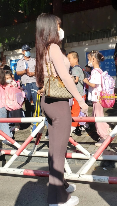 街拍顾盼流转的紧身裤丰臀女孩_街拍大师[PP85]
