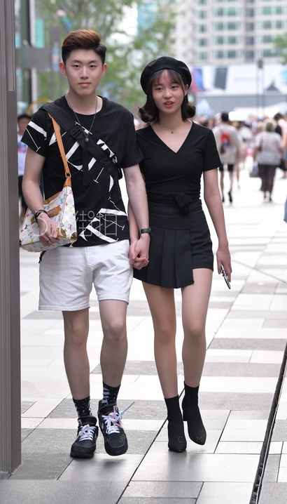 街拍回头率爆表的典雅衣着美腿女孩_街拍网站[N5OT]