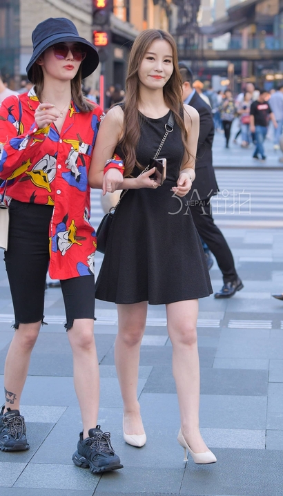 抓拍身材近乎完美的包臀裙丰臀靓女_街拍小站[H8H3]