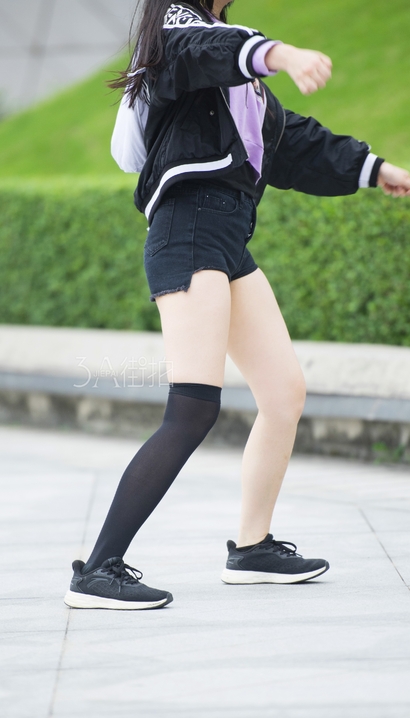 抓拍桃腮杏脸的热裤圆臀靓女_魔镜街拍[P09F]