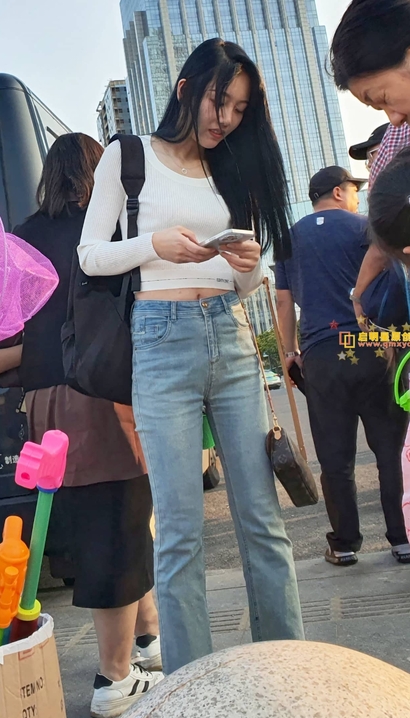 街拍艳冠群芳的牛仔裤美臀辣妹_街拍小站[FUI8]