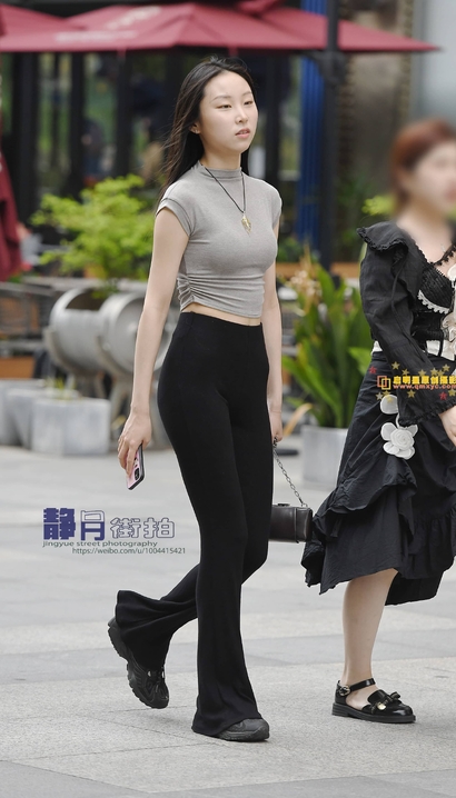 偶遇姹紫嫣红的紧身裤宽臀女孩_街拍论坛[BQLX]