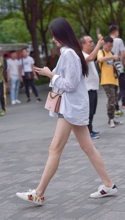 街拍绝代佳人的热裤长腿美眉_街拍第一站[4SA9]