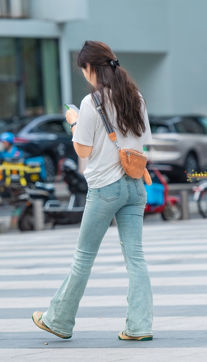 一个面若桃花的牛仔裤紧臀靓女_3A街拍[H71C]