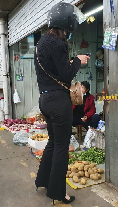 一位如花似玉的精美着装美臀女神_3A街拍[37U5]