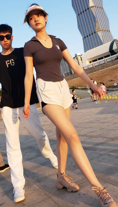 街拍面若桃花的热裤丰臀女生_魔镜街拍[4PTO]