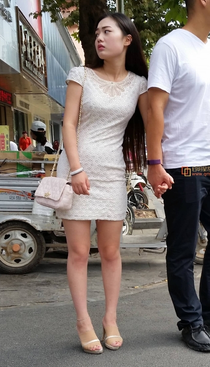 街拍亭亭玉立的裙子美腿小姐姐_街拍网站[9OKM]