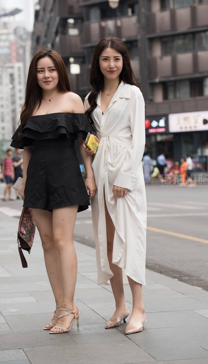 一位身材惹火的雅致装扮丰臀靓女_街拍网站[EMV8]