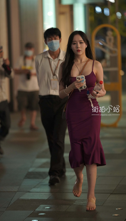 一个秀丽端庄的小短裙长腿美眉_魔镜街拍[H7W3]