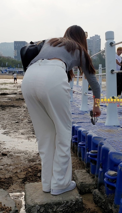偶遇亭亭玉立的精美装扮紧臀御姐_街拍论坛[1248]