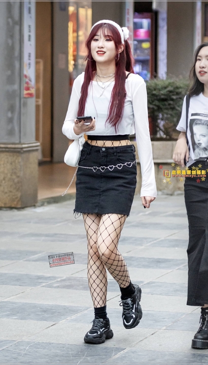 街拍眉目如画的包臀裙丰臀辣妹_街拍第一站[9W90]