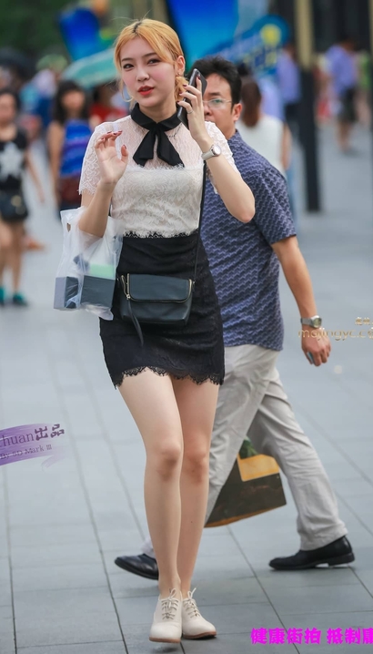 一位软玉温香的小短裙美腿女孩_街拍论坛[3AFV]
