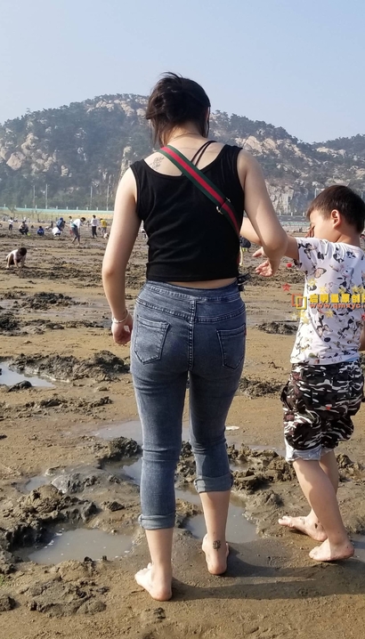 街拍貌若天仙的牛仔裤翘臀小姐姐_启明星街拍[2613]