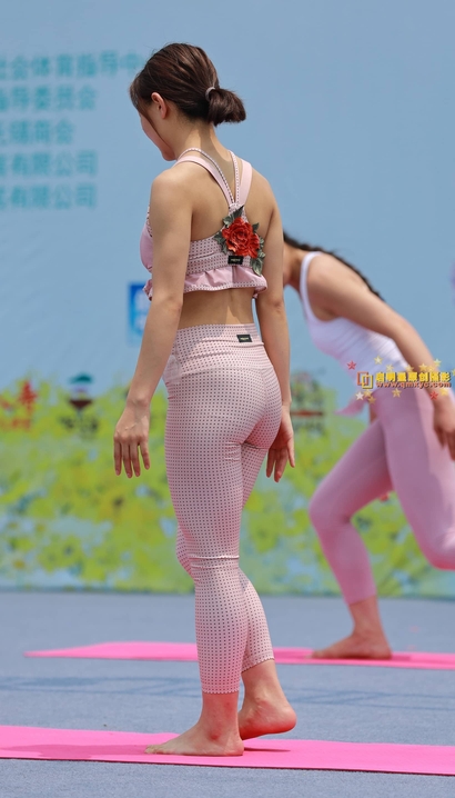 偶遇玉质天成的紧身裤紧臀辣妹_启明星街拍[DLGU]