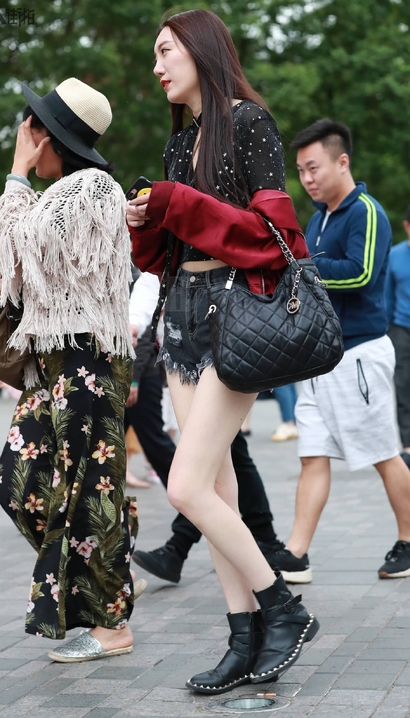 偶遇青春活力的热裤美臀美眉_魔镜街拍[7XKN]