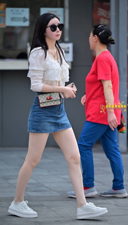 街拍绝色美人的超短裙紧臀美眉_街拍论坛[M96J]
