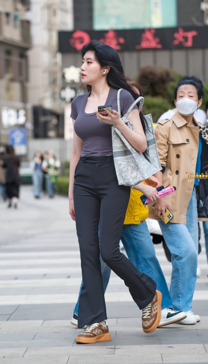 一个绝代佳人的紧身裤长腿美女_街拍论坛[50LO]