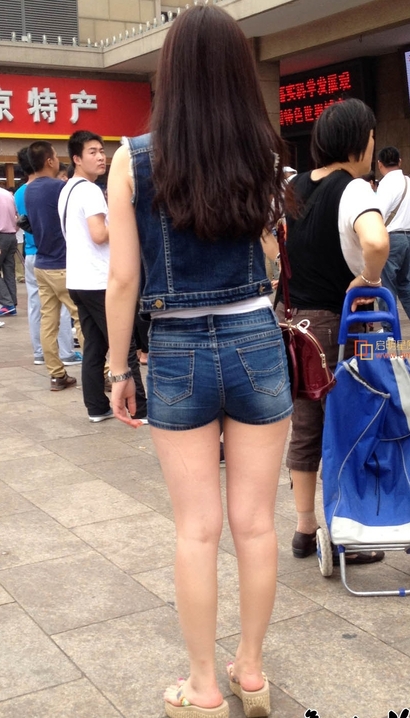 一个一代容华的热裤美腿靓女_街拍网站[80KE]