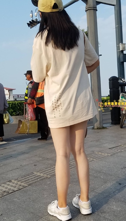 一位眉目如画的热裤丰臀御姐_街拍网站[3KU8]