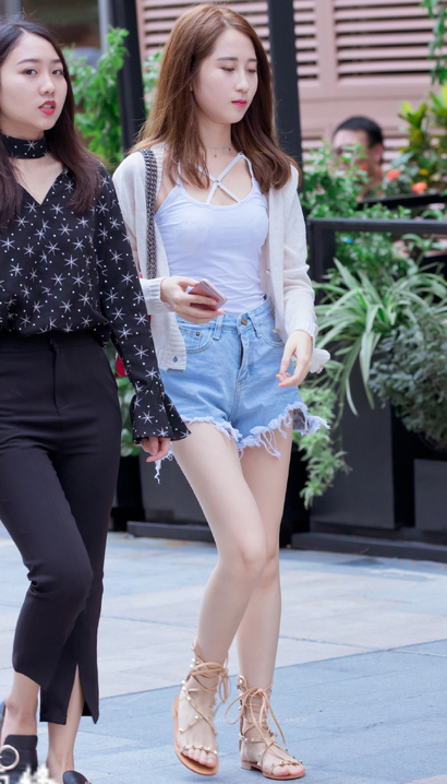 抓拍温婉娴淑的热裤美腿美女_街拍第一站[D124]
