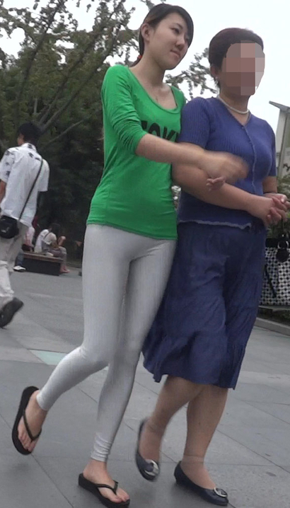 【视频】偶遇眉目如画的前卫个性装束翘臀美眉[YN-EYWE]