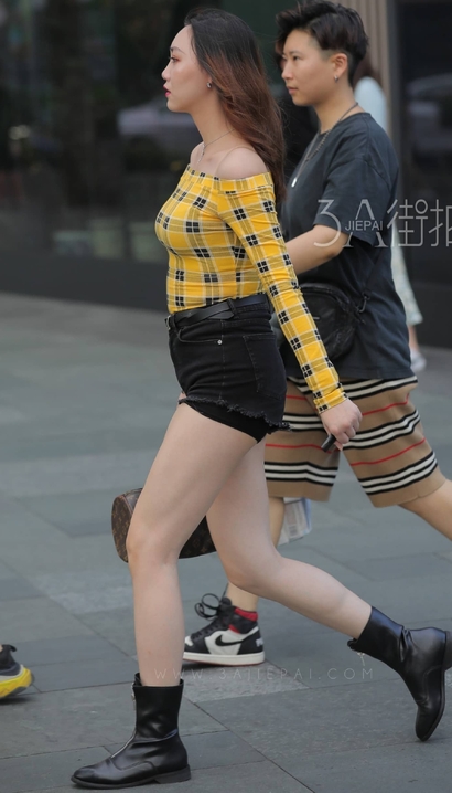 抓拍风姿绰约的热裤翘臀靓女_魔镜街拍[N49O]