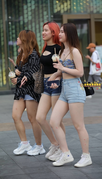 街拍香肌玉肤的热裤紧臀美眉_街拍论坛[3420]