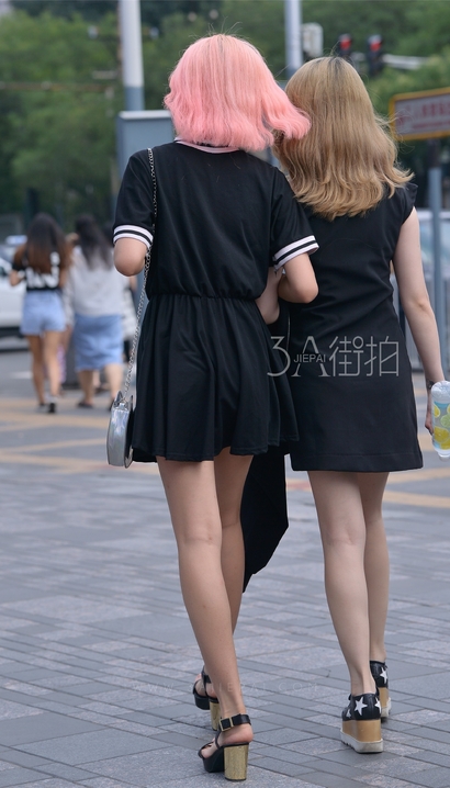 抓拍曲线迷人的裙子紧臀女生_街拍网站[970I]