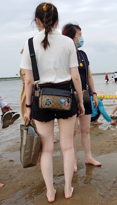 一位圆润紧绷的热裤圆臀女神_街拍论坛[0375]