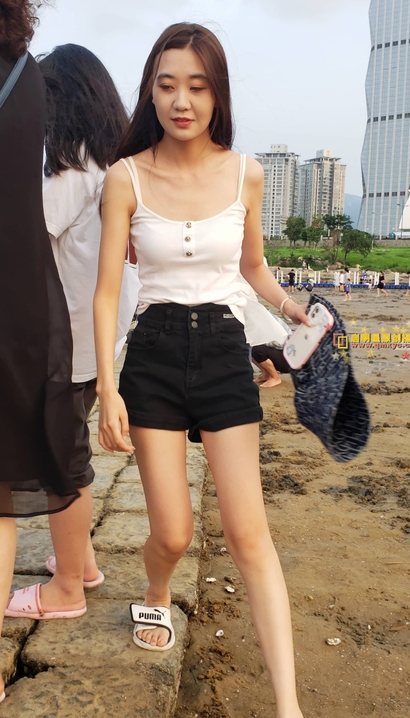街拍明眸皓齿的热裤丰臀美眉_魔镜街拍[88Q0]
