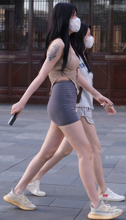 一个柳夭艳影的小短裙长腿女孩_街拍网站[7K56]