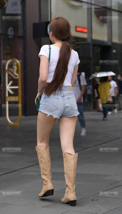 偶遇气质出众的热裤美臀美眉_街拍网站[KRS4]