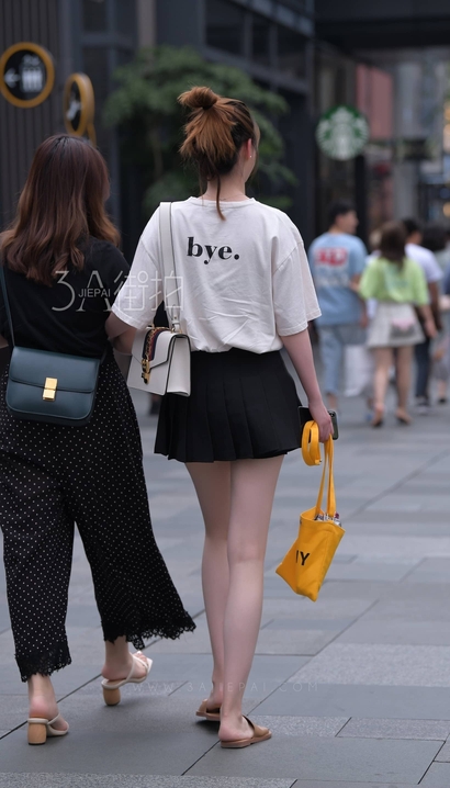 一个身材完美的包臀裙翘臀美女_3A街拍[A9T8]