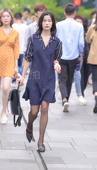 偶遇姹紫嫣红的包臀裙圆臀美女_3A街拍[7ZX7]