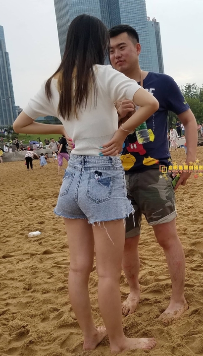 一个身姿曼妙的热裤圆臀美女_启明星街拍[KL84]