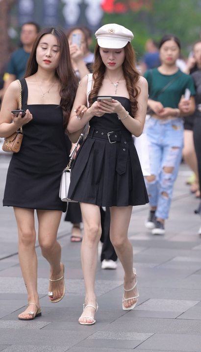 偶遇姹紫嫣红的裹臀裙美腿小姐姐_街拍第一站[0ET5]