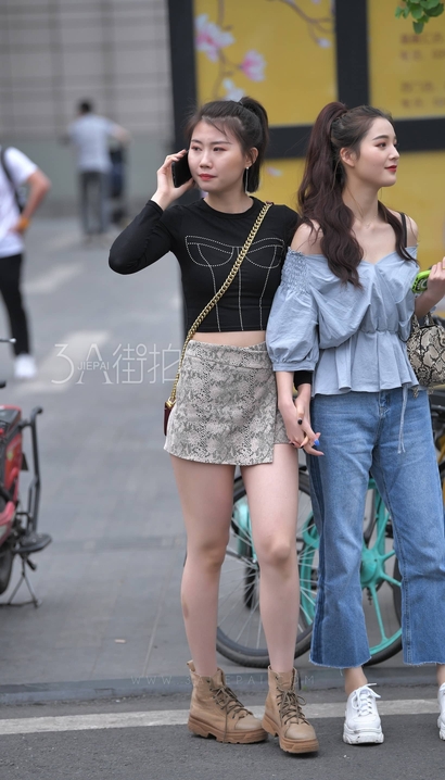 一位气质极佳的裹臀裙长腿美女_街拍论坛[7J79]