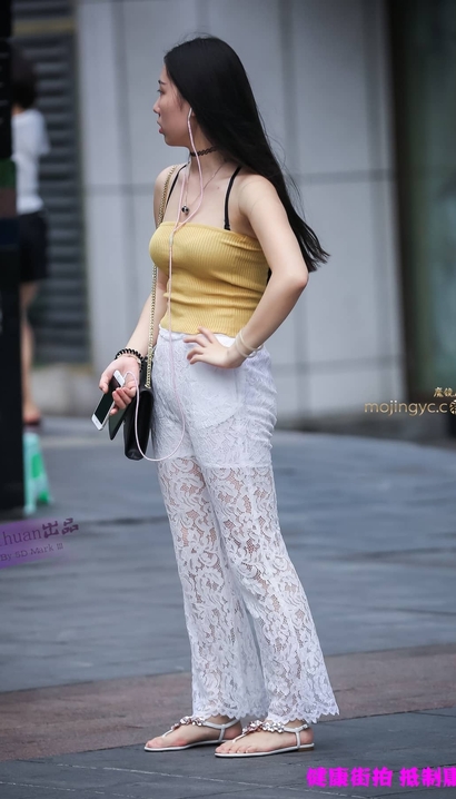 一个清水芙蓉的雅致装扮宽臀美眉_3A街拍[091Y]