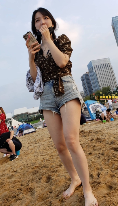一个明眸皓齿的热裤丰臀靓女_街拍第一站[VNM2]
