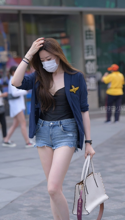 偶遇窈窕淑女的热裤紧臀女生_魔镜街拍[9G2Y]