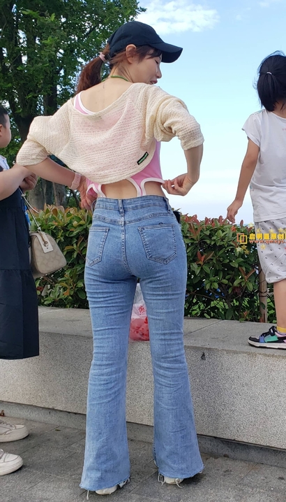 一个花枝招展的牛仔裤圆臀女生_街拍网站[33A5]
