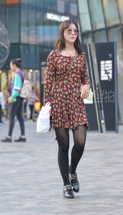 抓拍身姿曼妙的裹臀裙紧臀女孩_街拍小站[2XL8]