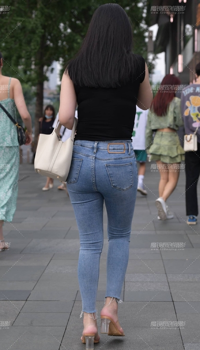 街拍如花似玉的紧身牛仔裤美臀女生_街拍论坛[8F93]