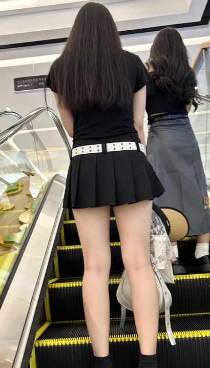 偶遇身材近乎完美的超短裙美臀小姐姐_启明星街拍[AWU7]