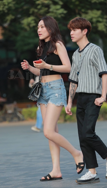 抓拍亭亭玉立的热裤宽臀女生_街拍小站[7V92]