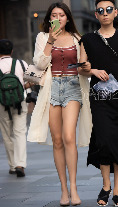 街拍圆润紧绷的热裤翘臀女孩_魔镜街拍[X0P2]