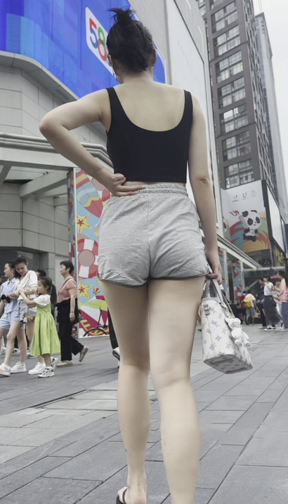 【视频】抓拍温婉娴淑的新潮热裤长腿美眉[PK-51DY]