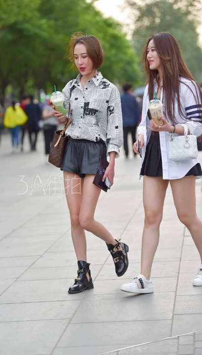 一个亭亭玉立的精美装扮宽臀辣妹_街拍论坛[8T00]